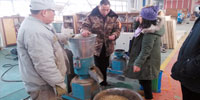 新疆客户购牛羊饲料颗粒机吉姆克饲料颗粒加工机发现货现场
