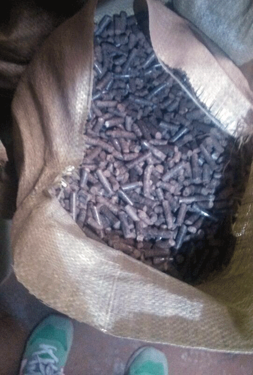 客户加工好的成品木屑颗粒机