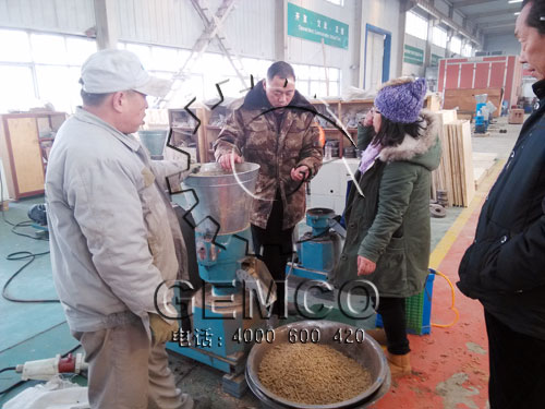 云南客户正在看300型木屑颗粒机制粒试机效果