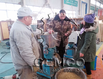 天津客户来访吉姆克购买200型猪饲料颗粒机
