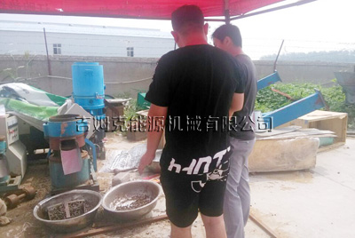 客户正在使用吉姆克猪饲料颗粒机试机