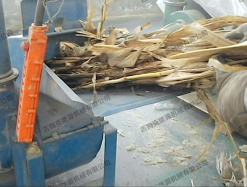 玉米秸秆粉碎过程
